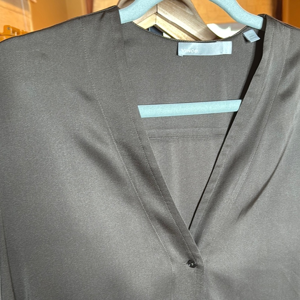 Vince Silk Blend V-Neck Blouse Capers Brown Long Sleeve Minimalist Top Sz Medium - Picture 6 of 12